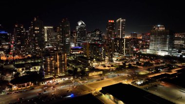 Kaliforniya 'da San Diego' da Şehir Gecesi. Megalopolis Şehir Merkezi. İş seyahati. Kaliforniya 'da San Diego' da Şehir Gecesi.