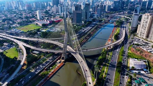 Sao Paulo Brezilya 'nın merkezindeki Cable Stayed Bridge. Sao Paulo Brezilya Köprüsü. Trafik Yolu 'nda. Sao Paulo Brezilya. Şehir Hayatı Peyzajı. Sao Paulo Brezilya 'nın merkezindeki Cable Stayed Bridge.