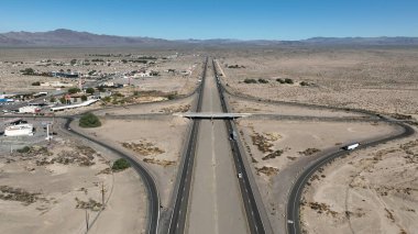Kaliforniya, San Bernardino 'daki Desert Yolu. Ulusal Rezerv Turizm Seyahati. Meşhur Kaliforniya Çölü. San Bernardino 'da Çöl Yolu, Kaliforniya Birleşik Devletleri.