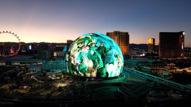 Nevada 'da Las Vegas' ta Sphere. Tarihi Turizm Seyahati. Aydınlatılmış Las Vegas Skyline. Nevada 'da Las Vegas' ta Küre.