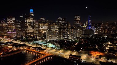 Kaliforniya, San Francisco 'daki aydınlanmış binalar. Highrise İnşaat Mimarisi. Turizm Seyahati. Aydınlatılmış Binalar San Francisco 'da, Kaliforniya' da.
