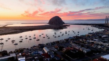 Kaliforniya 'da Morro Körfezi' nde Sunset Nehri. Doğanın Seyahat Arkaplanı. Morro Rock Peyzajı. Kaliforniya 'da Morro Körfezi' nde Sunset Nehri.