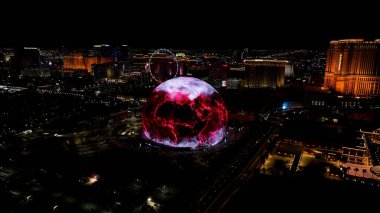 Nevada 'da Las Vegas' ta Sphere. Tarihi Turizm Seyahati. Aydınlatılmış Las Vegas Skyline. Nevada 'da Las Vegas' ta Küre.