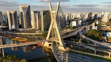 Sao Paulo Brezilya 'daki Cityscape' te Kablolu Kalan Köprü. Şehir merkezi köprüsü. Trafik Yolu 'nda. Sao Paulo Brezilya. Şehir Hayatı Peyzajı. Sao Paulo Brezilya 'daki Cityscape' te Kablolu Kalan Köprü.
