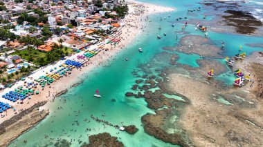 Pernambuco Brezilya 'daki Ipojuca' daki Port of Chickens Plajı. Mercan Resifi Körfezi Suyu. Doğa manzarası. Paradisiac Manzarası. Seyahat güzergahı. Pernambuco Brezilya 'daki Ipojuca' da Tavukların Sahili.