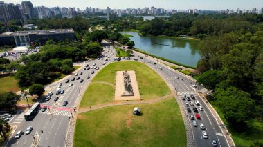 Sao Paulo Brezilya şehir merkezindeki Ibirapuera parkı yakınlarındaki Bayraklar anıtı. Ibirapuera parkının çarpıcı manzarası. Şehir merkezindeki Ibirapuera mahallesinin tropik manzarası..