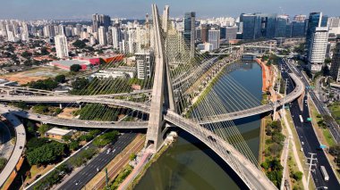 Sao Paulo Brezilya 'nın merkezindeki Kablo Köprüsü. Şehir Köprüsü. Trafik Yolu 'nda. Sao Paulo Brezilya. Şehir manzarası. Sao Paulo Brezilya 'nın merkezindeki Kablo Köprüsü.