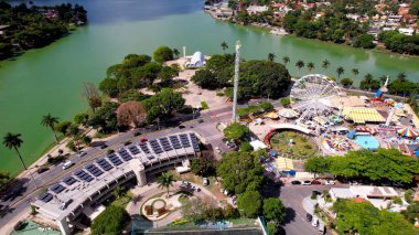 Belo Horizonte Minas Gerais Brezilya şehir merkezindeki eğlence parkı yakınlarındaki Pampulha Gölü ve spor merkezi stadyumunun Metropolis hava manzarası. Şehrin simgesi..