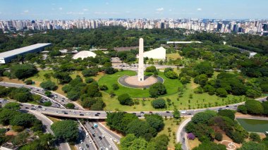 Sao Paulo Brezilya şehir merkezindeki Ibirapuera parkı yakınlarındaki Obelisk anıtı. Ibirapuera parkının çarpıcı manzarası. Şehir merkezindeki Ibirapuera mahallesinin tropik manzarası..