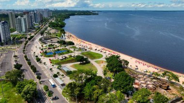 Manaus Brezilya şehir merkezindeki doğa Ponte Negra şehir plajı. Amazon Nehri ve Amazon Ormanı yakınlarındaki Black River 'da plaj eğlencesi. Tropik seyahat rotası. Açık hava manzarası. Manaus Brezilya.