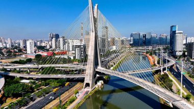 Sao Paulo Brezilya 'nın merkezindeki Cable Stayed Bridge. Şehir Köprüsü. Trafik Yolu 'nda. Sao Paulo Brezilya. Şehir Hayatı Peyzajı. Sao Paulo Brezilya 'nın merkezindeki Cable Stayed Bridge.