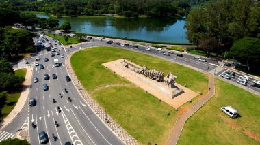 Sao Paulo Brezilya şehir merkezindeki Ibirapuera parkında. Ibirapuera parkının çarpıcı manzarası. Şehir merkezindeki Ibirapuera mahallesinin tropik manzarası..