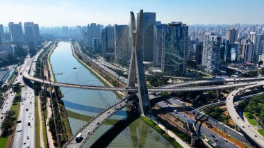 Sao Paulo Brezilya 'nın merkezindeki Kablo Köprüsü. Şehir Köprüsü. Trafik Yolu 'nda. Sao Paulo Brezilya. Şehir manzarası. Sao Paulo Brezilya 'nın merkezindeki Kablo Köprüsü.