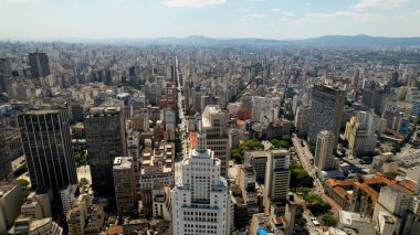 Sao Paulo Brezilya 'nın şehir manzarası. Şehir merkezinin tarihi merkezi. Şehir simgesi olan Metropolis manzarası. Şehrin tarihi merkezinde binalar ve caddeler.