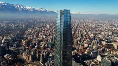 Santiago Şili. Santiago Şili şehir merkezindeki Costanera Sky. Kuleleri, binaları ve gökdelenleri olan şehir manzarası. Santiago Şili 'deki Costanera Gökyüzü.