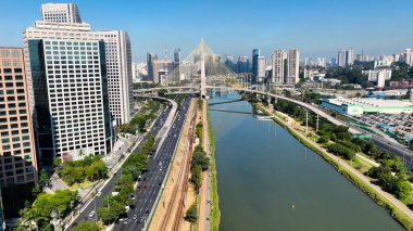 Sao Paulo Brezilya 'nın merkezindeki Kablo Köprüsü. Şehir Köprüsü. Trafik Yolu 'nda. Sao Paulo Brezilya. Şehir manzarası. Sao Paulo Brezilya 'nın merkezindeki Kablo Köprüsü.
