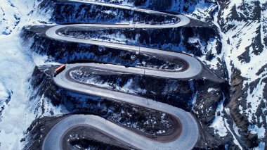 Andes Dağları 'nda virajlı ve virajlı otoyol. Santiago Şili yakınlarındaki Los Caracoles otoyolu. Kar manzarası. Kar yolu. Kıvrımlar. Virajlı yollar.