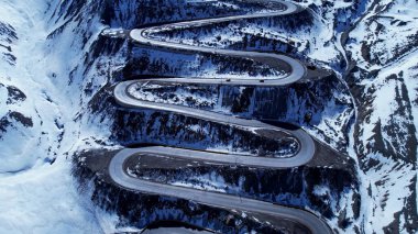 Andes Dağları 'nda virajlı ve virajlı otoyol. Santiago Şili yakınlarındaki Los Caracoles otoyolu. Kar manzarası. Kar yolu. Kıvrımlar. Virajlı yollar.