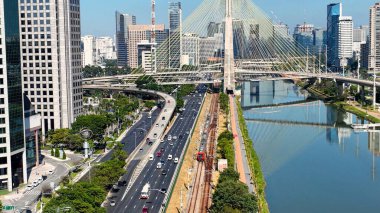 Sao Paulo Brezilya 'nın merkezindeki Kablo Köprüsü. Şehir Köprüsü. Trafik Yolu 'nda. Sao Paulo Brezilya. Şehir manzarası. Sao Paulo Brezilya 'nın merkezindeki Kablo Köprüsü.