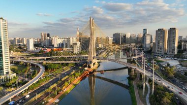 Sao Paulo Brezilya 'nın merkezindeki Kablo Köprüsü. Şehir Köprüsü. Trafik Yolu 'nda. Sao Paulo Brezilya. City Skyline Manzarası. Sao Paulo Brezilya 'nın merkezindeki Kablo Köprüsü.
