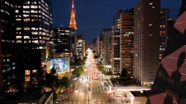 Sao Paulo Brezilya. Sao Paulo Brezilya şehir merkezinde, Paulista Bulvarı 'nda. Ulaşım manzarası. İş yeri binaları. Caddedeki araçlar. Sao Paulo Brezilya 'daki Paulista Bulvarı.