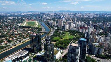 Sao Paulo Brezilya şehir merkezi. Ünlü Pinheiros otoyolunun şehir manzarası. Atılgan şehir merkezindeki ofisleri inşa ediyor. İş seyahati. Finansal merkez.