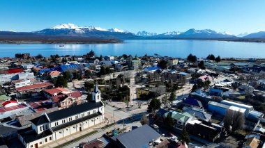Antarktika Şili 'deki Puerto Natales Sahil Kasabası. Doğa manzarası. Geçmişe Seyahat. Antarktika Şili. Şehir merkezindeki şehir manzarası. Antarktika Şili 'deki Puerto Natales Sahil Kasabası.