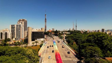 Sao Paulo Brezilya şehir merkezindeki renkli Sumare köprüsünde geniş çaplı tarama. Şehrin tarihi bulvarının çarpıcı manzarası. Kentsel antenler.