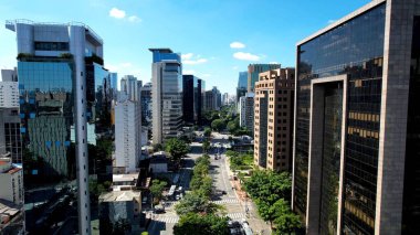 Sao Paulo Brezilya şehir merkezindeki Faria Lima Avenue kartpostalında Juscelino Kubitschek Bulvarı yakınlarında. Şehir merkezinin finans bölgesi. Şehir antenleri. Sao Paulo Brezilya şehir merkezinden kartpostal.