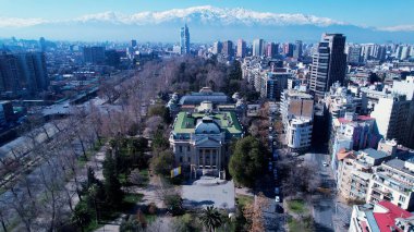 Santiago Şili şehir merkezi, Metropolitan Bölgesi. Başkent Şili 'nin turizm simgelerinin geniş bir manzarası. And Dağları yakınlarındaki caddede binalar ve trafik olan şehir manzarası.