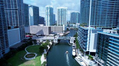 Miami Florida Birleşik Devletleri şehir merkezi. Manzaralı binaların havadan görünüşü ve tarihi caddelerdeki trafik. Miami Florida. Miami Birleşik Devletleri. Seyahat güzergahı. Tatil gezisi.