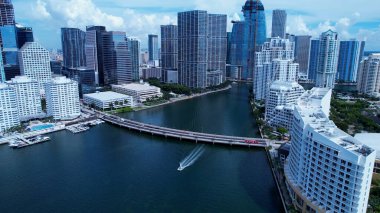 Miami Florida Birleşik Devletleri şehir merkezi. Manzaralı binaların havadan görünüşü ve tarihi caddelerdeki trafik. Miami Florida. Miami Birleşik Devletleri. Seyahat güzergahı. Tatil gezisi.