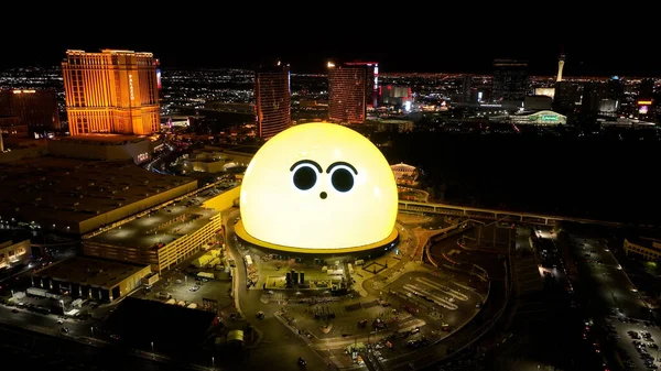 Nevada 'da Las Vegas' ta Sphere. Tarihi Turizm Seyahati. Aydınlatılmış Las Vegas Skyline. Nevada 'da Las Vegas' ta Küre.