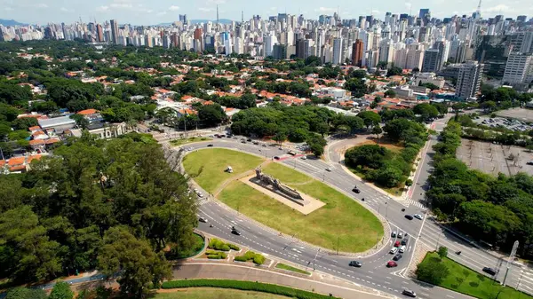 Sao Paulo Brezilya şehir merkezindeki Ibirapuera parkı yakınlarındaki bayrak anıtı. Ibirapuera parkının çarpıcı manzarası. Şehir merkezindeki Ibirapuera mahallesinin tropik manzarası..