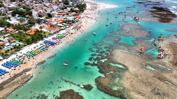 Pernambuco Brezilya 'daki Ipojuca' daki Port of Chickens Plajı. Mercan Resifi Körfezi Suyu. Doğa manzarası. Paradisiac Manzarası. Seyahat güzergahı. Pernambuco Brezilya 'daki Ipojuca' da Tavukların Sahili.