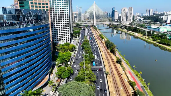 Sao Paulo Brezilya 'nın merkezindeki Kablo Köprüsü. Şehir Köprüsü. Trafik Yolu 'nda. Sao Paulo Brezilya. Şehir manzarası. Sao Paulo Brezilya 'nın merkezindeki Kablo Köprüsü.