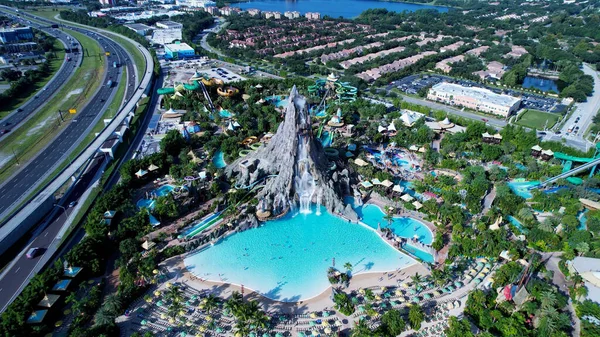 Orlando Florida 'da. Orlando Birleşik Devletleri. Şehrin panoramik hava manzaralı eğlence parkı. İnsanlar eğleniyor. Seyahat güzergahı. Tatil seyahati. Orlando Florida 'da. Orlando Birleşik Devletleri.
