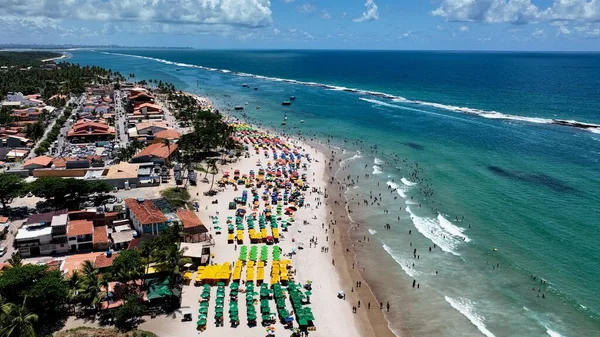 Maceio Alagoas Brezilya 'daki turkuaz su plajının havadan çekimleri. Maceio Alagoas Brezilya 'da Fransız Sahili turizm simgesi. Rahatlama manzarası. Brezilya Kuzeydoğu Sahili.