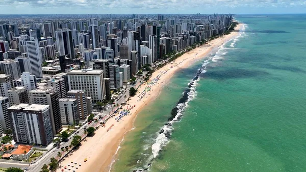 Pernambuco Brezilya 'daki Recife' de Boa Viagem Plajı. Şehir peyzajı. Şehir merkezi arka planı. Şehir Bölgesi. Metropolis Binaları. Boa Viagem Plajı Recife Pernambuco Brezilya.