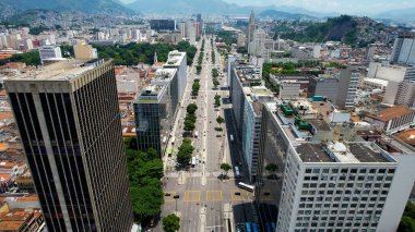 Rio de Janeiro Brezilya. Rio de Janeiro Brezilya şehir merkezindeki Vargas Başkan Bulvarı. Rio de Janeiro Brezilya 'nın turizm kartpostalı. Şehir merkezinin genel görünümü.