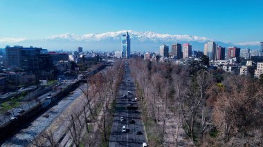 Santiago Şili şehir merkezi, Metropolitan Bölgesi. Başkent Şili 'nin turizm simgelerinin geniş bir manzarası. And Dağları yakınlarındaki caddede binalar ve trafik olan şehir manzarası.