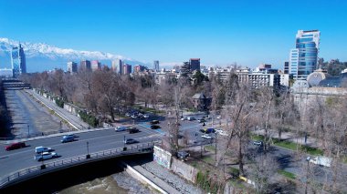 Santiago Şili şehir merkezi, Metropolitan Bölgesi. Başkent Şili 'nin turizm simgelerinin geniş bir manzarası. And Dağları yakınlarındaki caddede binalar ve trafik olan şehir manzarası.