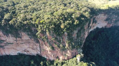 Mato Grosso Brezilya 'daki Chapada dos Guimaraes' deki huzurlu dağların manzarası. Brezilya 'nın orta batı turizm simgesi. Seyahat hedefi.
