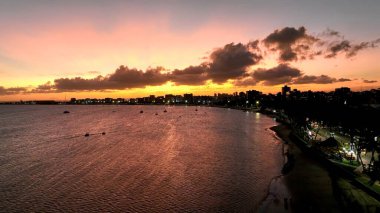 Brezilya 'nın Maceio Alagoas şehrinde günbatımı gökyüzü. Kuzeydoğu Brezilya 'nın tarihi plajı. Tropik seyahat. Tatil beldeleri. Turizm simgesi.