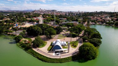 Belo Horizonte Minas Gerais Brezilya. Brezilya 'nın Belo Horizonte Minas Gerais kentindeki Pampulha kilisesinin hava manzarası. Turizm kartpostalı. Seyahat güzergahı. Tatil gezisi.