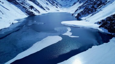 Santiago Şili yakınlarındaki And Dağları 'ndaki kayak merkezinin panoramik manzarası. Kar dağı manzarası. Nevada dağları. Kış seyahati. Kış turizmi.