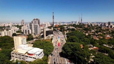 Sao Paulo Brezilya şehir merkezindeki renkli Sumare viyadük. Şehrin turizm tarihi caddesinin çarpıcı manzarası. Kentsel antenler.