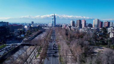Santiago Şili. Büyük şehir Santiago Şili 'nin şehir manzarası. Kuleleri, binaları ve gökdelenleri olan şehir manzarası. Santiago Şili şehir merkezi.