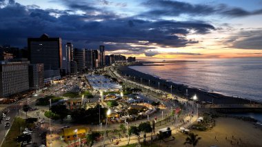 Ceara Brezilya 'daki Fortaleza' da Sunset Plajı. Şehir merkezinde. Kentsel Şehir Manzarası. Plaj manzarası. Şehir Sahnesi Sahnesi. Ceara Brezilya 'daki Fortaleza' da Sunset Plajı.