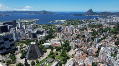 Rio de Janeiro Brezilya. Güneşli bir günde Rio de Janeiro Brezilya şehir merkezinin panoramik manzarası. Rio de Janeiro Brezilya 'nın turizm simgesi. Rio Brezilya şehir merkezinin kıyı manzarası.